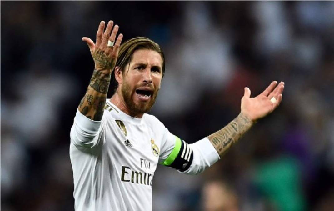 Sergio Ramos alentando a los aficionados del Real Madrid tras su gol.