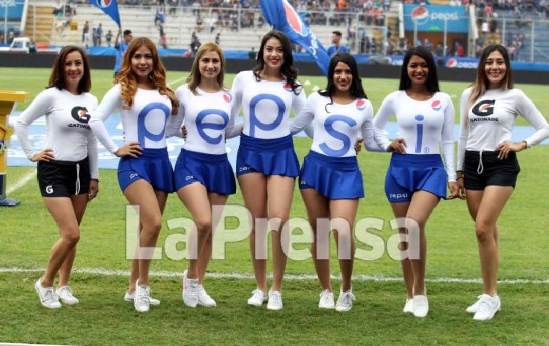 Hermosas chicas adornaron la fiesta de la final en el Nacional.