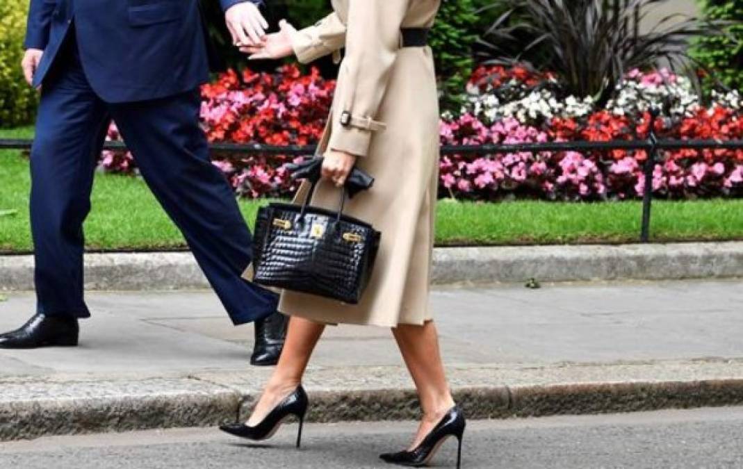 Sin embargo, la primera dama estadounidense generó críticas en redes sociales por la bolsa Hermès con la que complementó su atuendo.