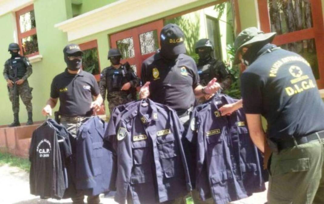 Indumentaria policial encontrada en la casa de Mario Mejía Vargas, extraditado a EUA.