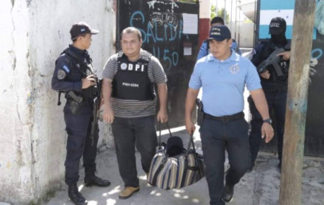 Agentes cargan las armas encontradas en la escuela Mirtha Torres de Mejía.