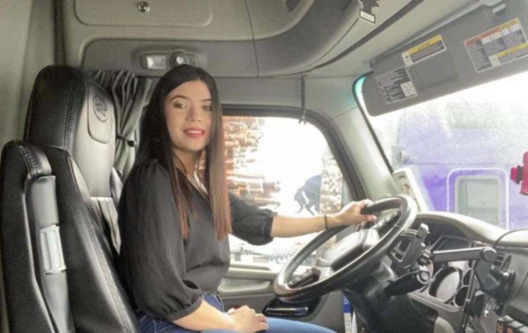 Ochoa emigró en 2014 a Estados Unidos, cuando era una adolescente de 17 años de edad. Pese a su corta edad, se enfocó en trabajar duro para alcanzar sus metas y finalmente logró obtener su licencia para conducir el transporte pesado en EEUU.