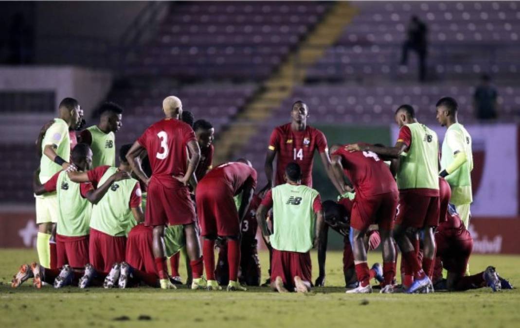 La tristeza de los jugadores panameños al final del partido tras perder con México.