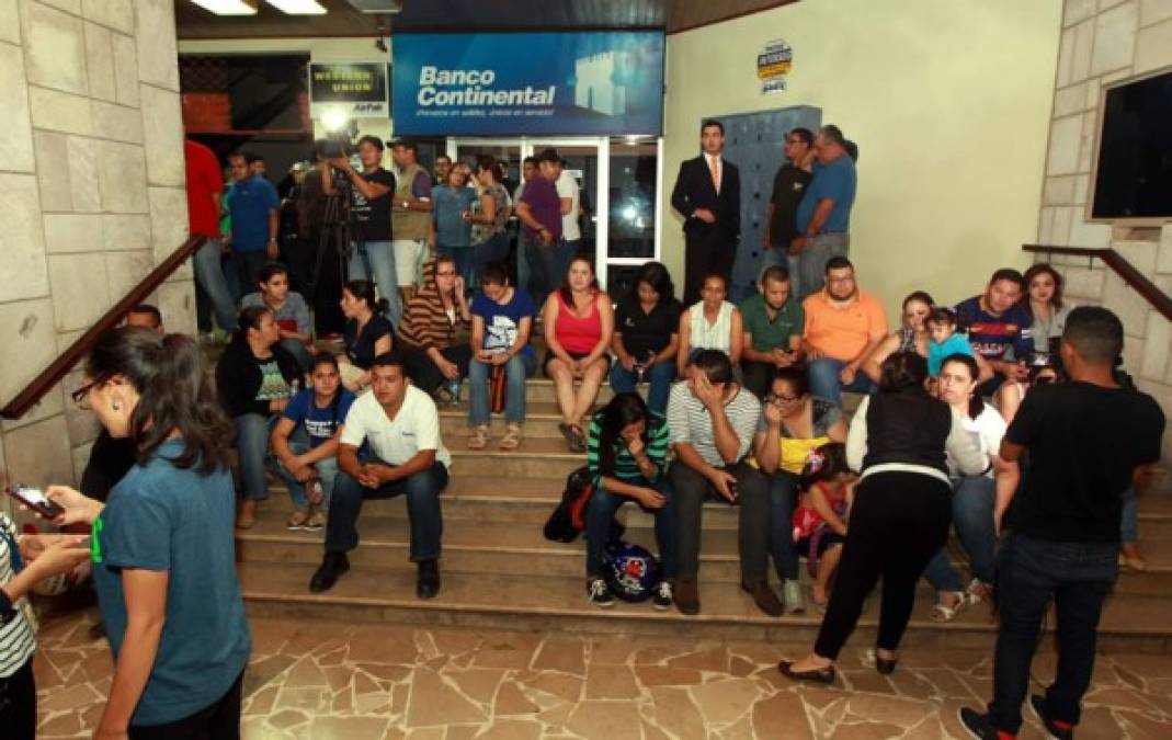 Empleados de Banco Continental en Tegucigalpa tras el anunció de la Comisión Nacional de Bancos y Seguros (CNBS) que declaró la liquidación forzosa.
