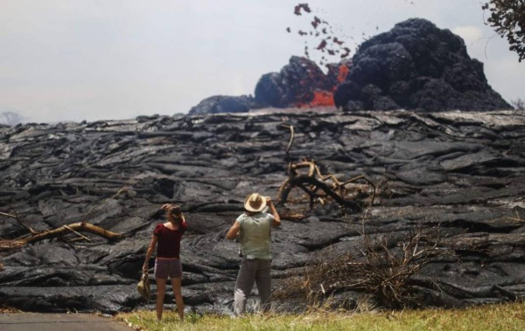 Por otro lado, la agencia estatal explicó que la actividad eruptiva en 'múltiples fisuras' de la región continúa produciendo un flujo de lava que ha llegado en las últimas horas al océano Pacífico.