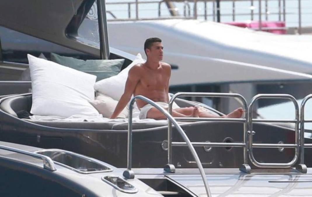 Cristiano Ronaldo se relajó en un lujoso yate antes de volver a los entrenamientos con el Real Madrid.