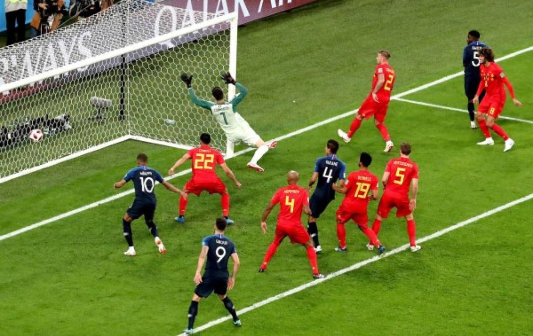 Umtiti se elevó por todo lo alto y mandó la pelota al fondo de las redes. Su gol ha puesto a Francia en la final del Mundial.