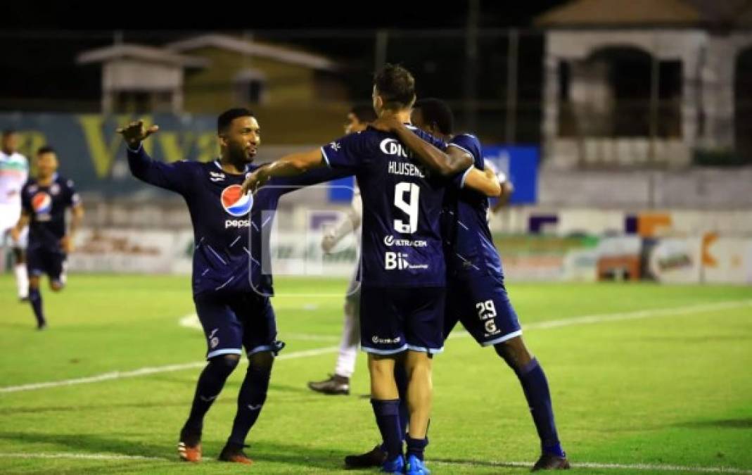 Klusener siendo felicitado por sus compañeros tras un gol.