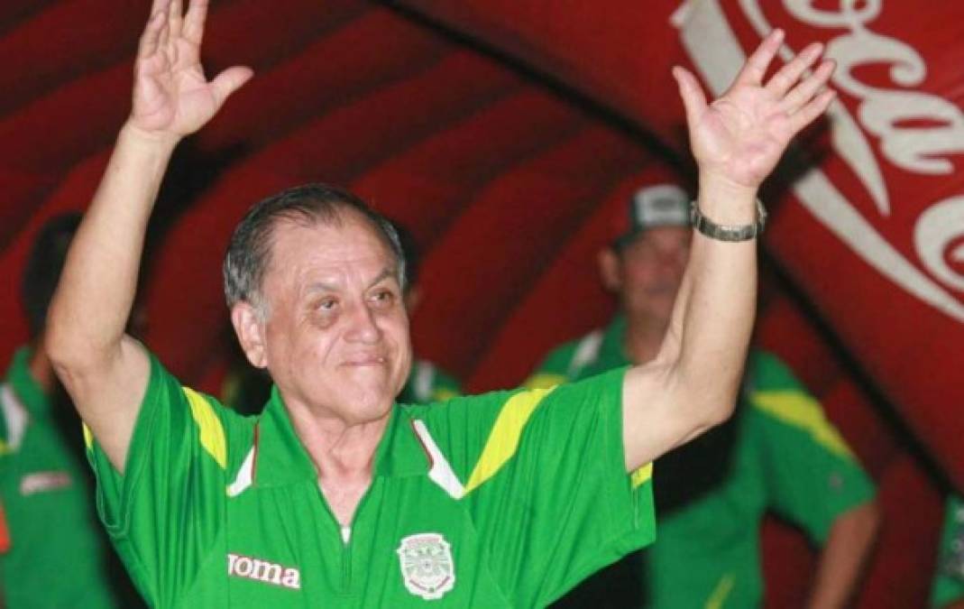 A la hora de firmar contratos no le interesaba el dinero, la gloria era su obsesión y la logró conquistando cinco títulos nacionales, solo lo superaba por uno Carlos Padilla también ya fallecido. Fue campeonísimo con el Olimpia.