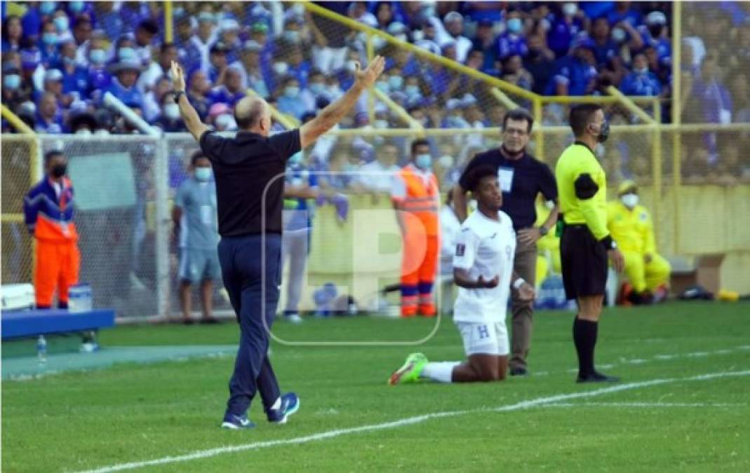 La fuerte reacción de Fabián Coito por la falta contra 'Choco' Lozano. El técnico reclamó la acción, pedía tarjeta amarilla.