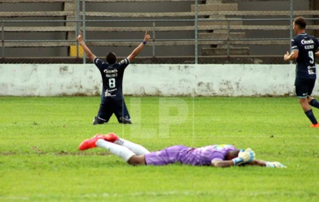 Walter Martínez dejó tendido a Willian Robledo tras hacer el segundo gol del Motagua.