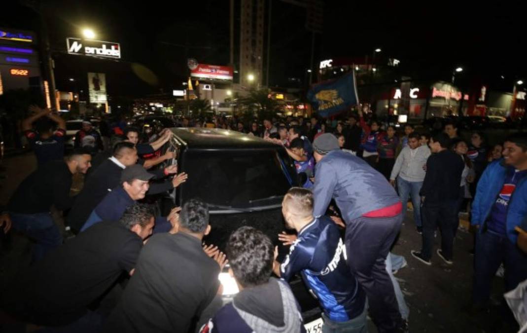Los aficionados del Motagua se lanzaron las calles de Tegucigalpa para teñir de azul la capital de Honduras celebrando el título que le ganaron al Olimpia.