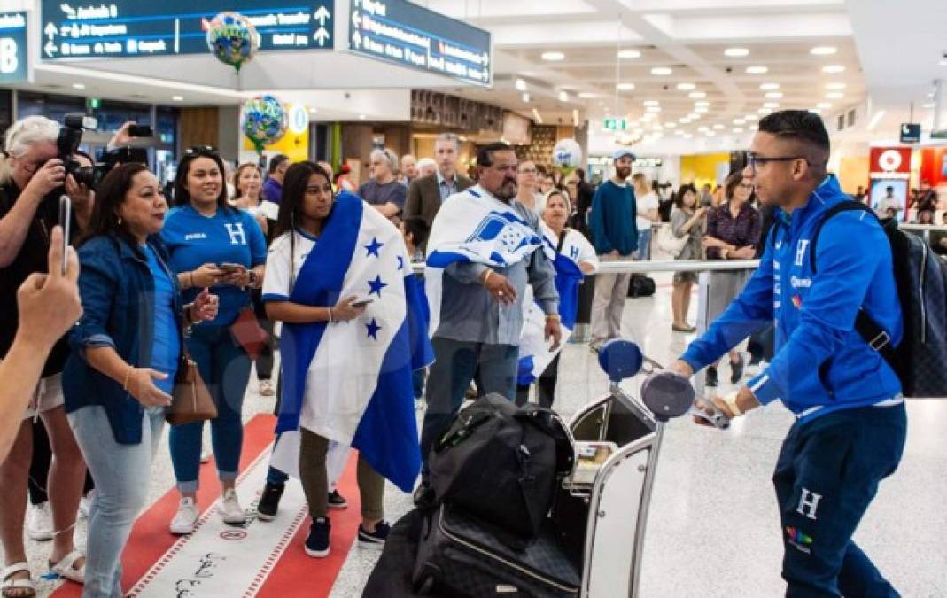 Un buen grupo de aficionados hondureños dieron la bienvenida a la Bicolor en Australia.