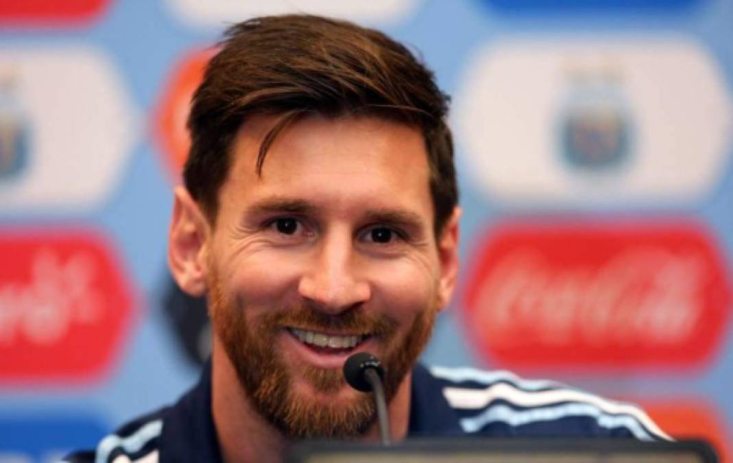 La estrella argentina de fútbol Lionel Messi encabeza la lista de los diez latinos mejor pagados de la industria del entretenimiento de 2017 de la revista Forbes, que indica además que en conjunto esas figuras ganaron 404,3 millones de dólares. La esperada lista incluye figuras nativas de América Latina o que se han establecido en uno de sus países o aquellos latinos que se han establecido en EE.UU. Messi, estrella del FC Barcelona, con el que renovó su contrato hasta 2021, había ganado 80 millones de dólares hasta el pasado junio y, con esa cifra, figura además en la posición catorce de los 100 mejores pagados de la lista general de Forbes. Messi también encabeza la lista de este año de Forbes de los 10 futbolistas mejor pagados.