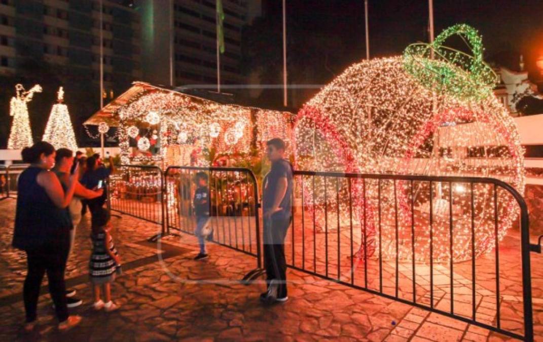 Personas disfrutaron de los atractivos navideños.