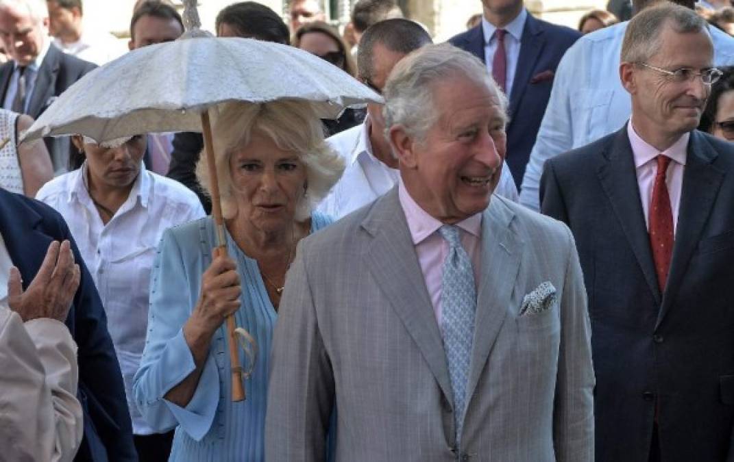 Acompañado de su esposa Camila, duquesa de Cornualles, el heredero de la corona británica fue acompañado por el historiador de La Habana Eusebio Leal, quien hizo las veces de guía turístico.