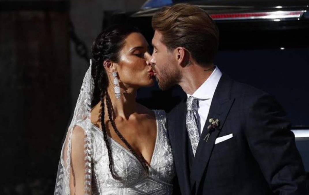 Tras siete años juntos y tres hijos en común, el futbolista español Sergio Ramos y Pilar Rubio han decidido casarse este sábado en Sevilla en una espectacular celebración en la que no han reparado en gastos.