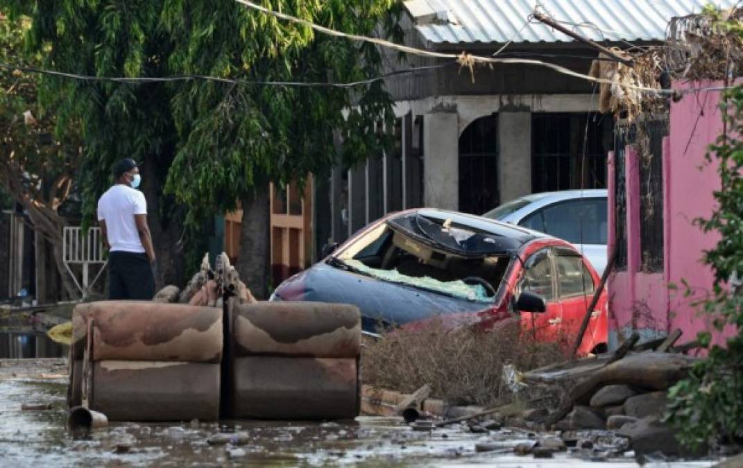 Vehículos destruidos, muebles en mal estado, estas son algunas de las tristes imágenes de La Planeta.