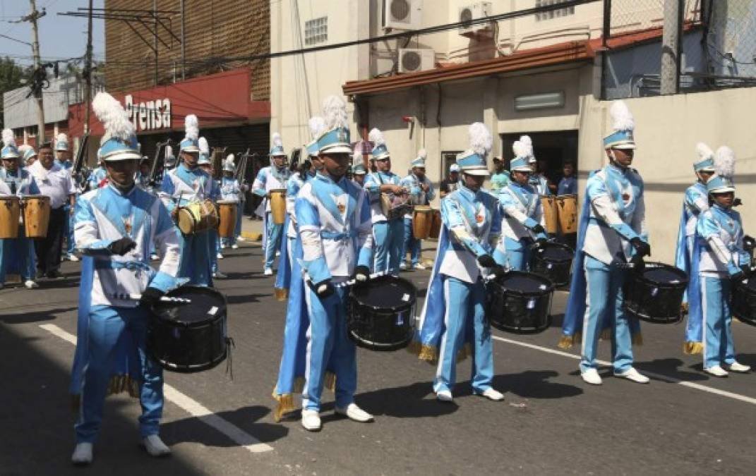 La banda del instituto José Trinidad Reyes fue el último en desfilar en San Pedro Sula, pero miles de personas los esperaron para ver su espectáculo.