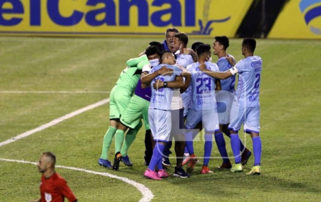 El festejo de jugadores y cuerpo técnico del Motagua tras ganarle al Real España en penales.