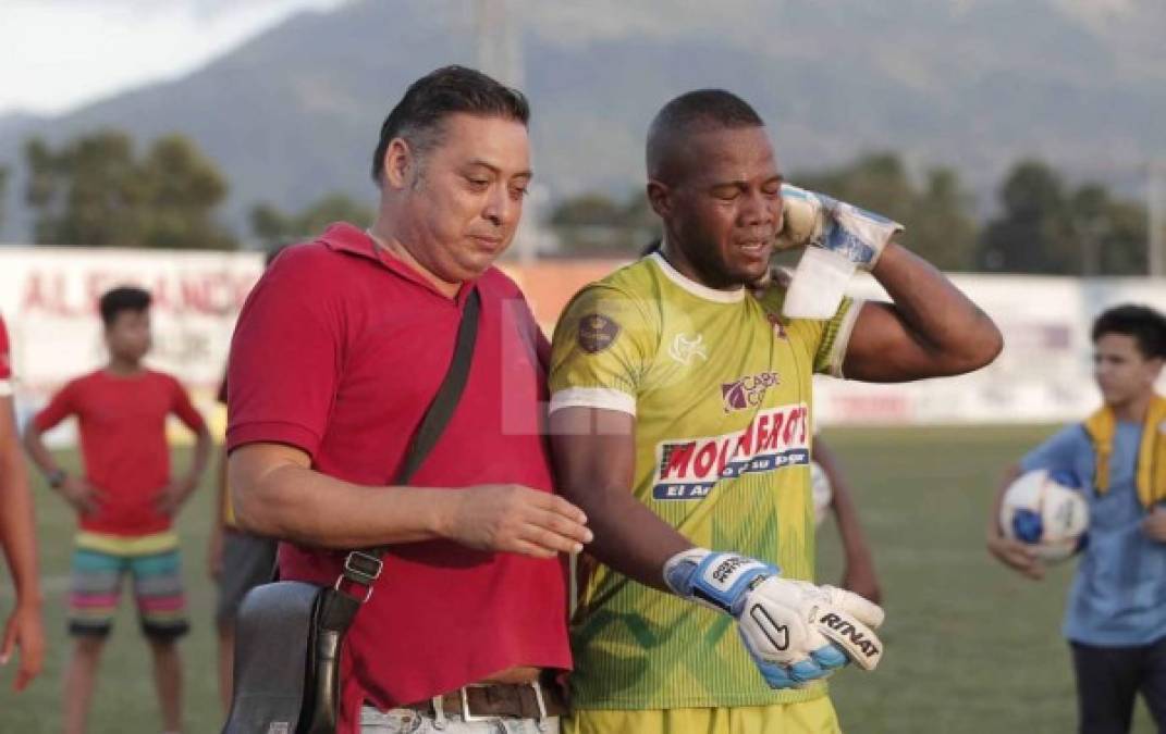 El arquero Robledo inclusive estuvo llorando luego del terrible episodio que se dio en el estadio de la ciudad de El Progreso.