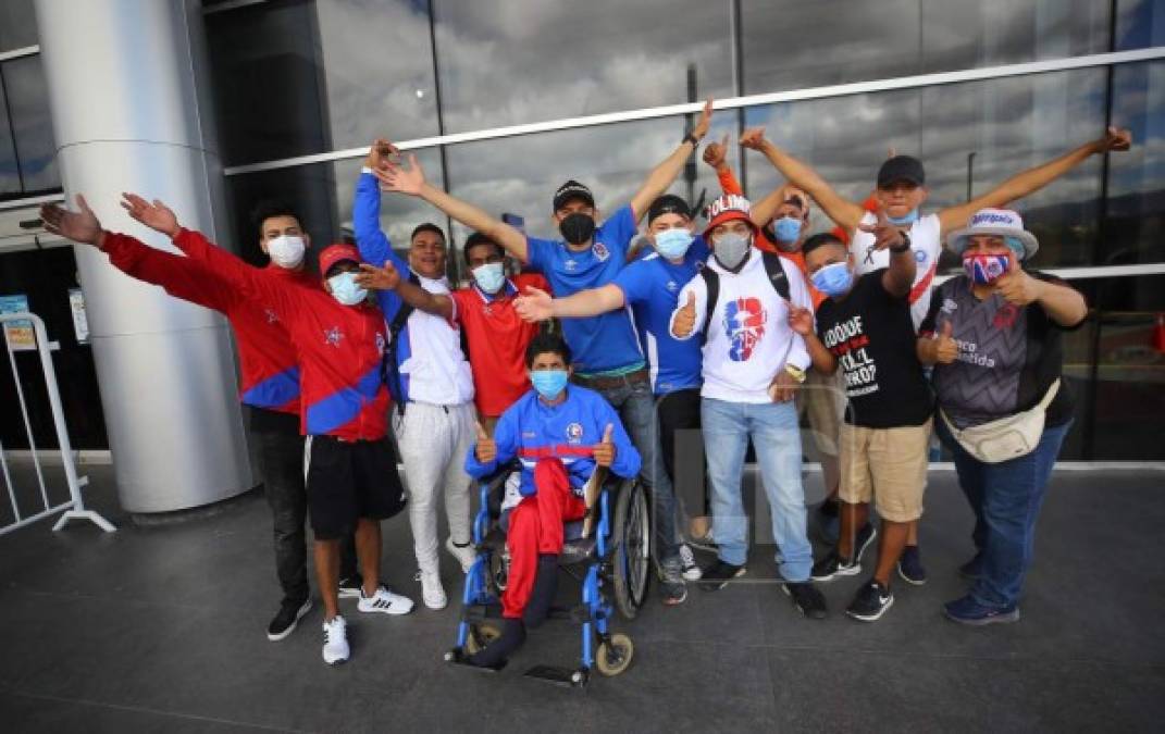 Aficionados del Olimpia llegaron al aeropuerto Toncontín a despedir a los jugadores y mostrarles su apoyo.