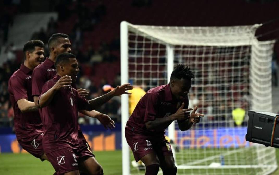 Jhon Murillo celebró su golazo frente a una cámara de televisión. Se unieron sus compañeros.