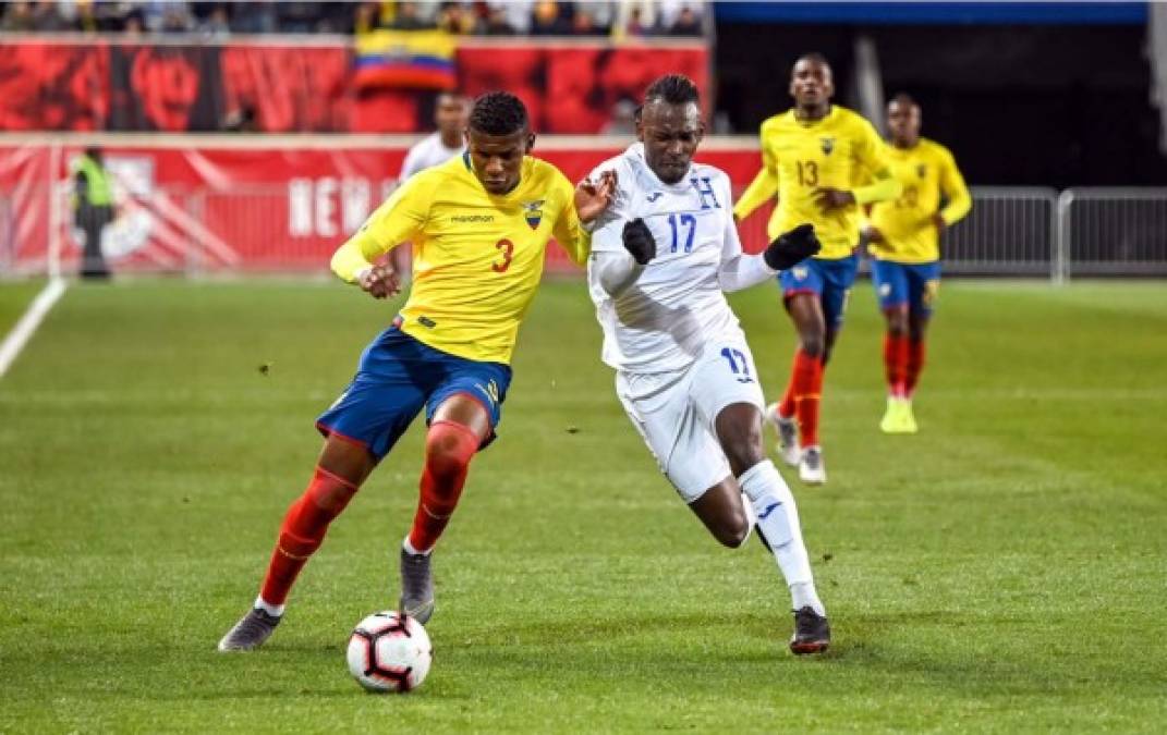 Alberth Elis luchando cuerpo a cuerpo con el defensa ecuatoriano Robert Arboleda por el balón.