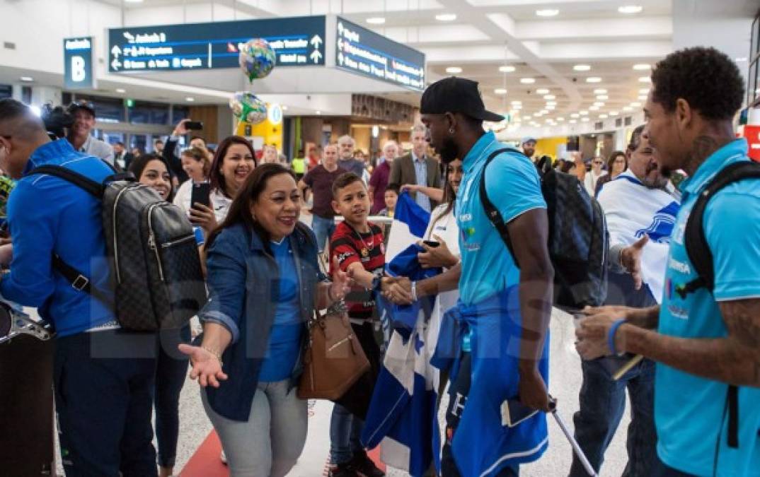 Los catrachos llegaron desde muy temprano al Aeropuerto Internacional Kingsford Smith de Sídney para esperar el arribo de los seleccionados.