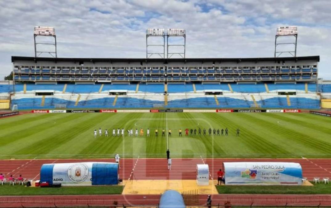 Los equipos titulares de Marathón y Portland Timbers previo al inicio del juego en el Olímpico.