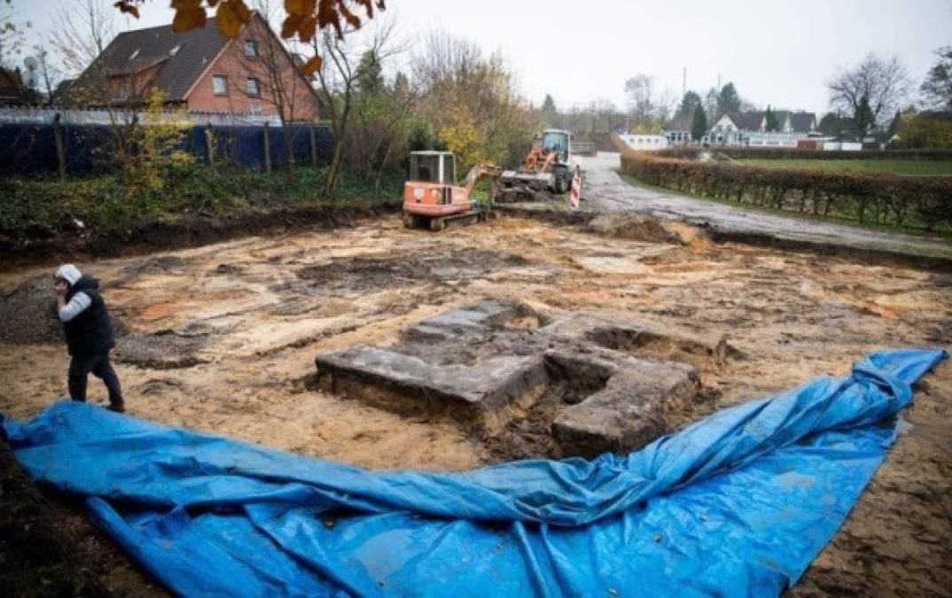 Estadio del club alemán Bilsstedt Horn - Los obreros que estaban trabajando en la cancha del equipo de la ciudad de Hamburgo no podían creer lo que se encontraron cuando levantaron el césped para concretar una remodelación.<br/><br/>Enterrada bajo la gramilla yacía una gran cruz esvástica de piedra. El reconocido símbolo nazi estaba a escasos metros del estadio y campo de deportes Hein Klink Sportplatz.