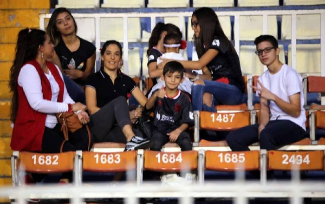 La familia de Cristian Maidana estuvo en el estadio Nacional apoyando al jugador del Olimpia en el partido contra Honduras Progreso. Foto Johny Magallanes