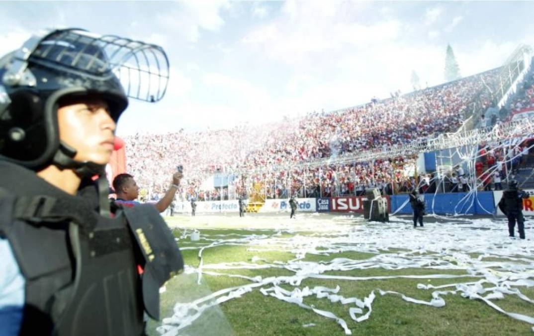 La afición de Olimpia se dio cita en el estadio Nacional para apoyar a su equipo.