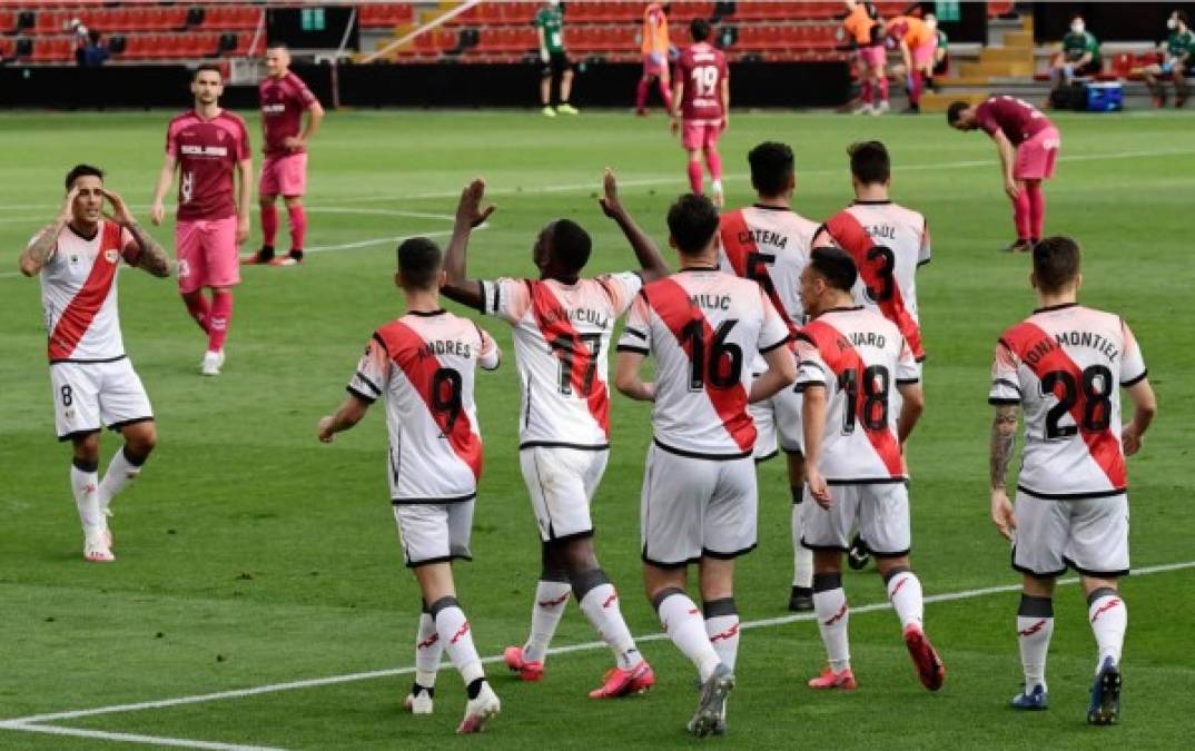 Luis Advíncula celebrando su gol junto a sus compañeros.