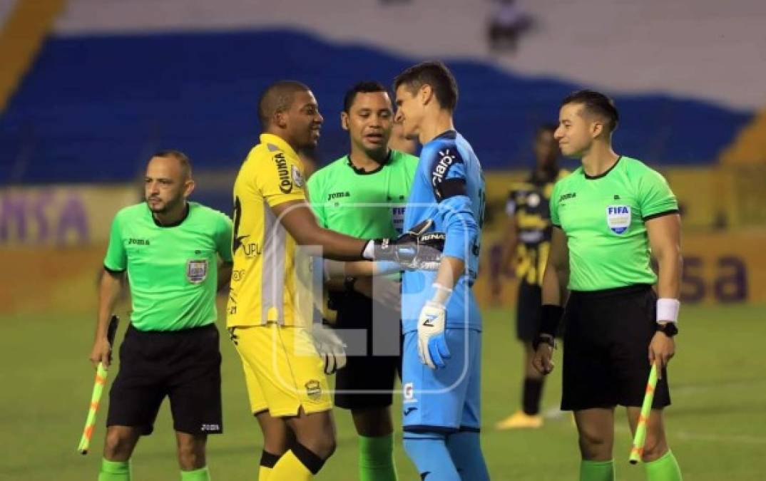 El fraternal abrazo que se dieron los porteros Luis 'Buba' López y Jonathan Rougier previo al partido Real España-Motagua.