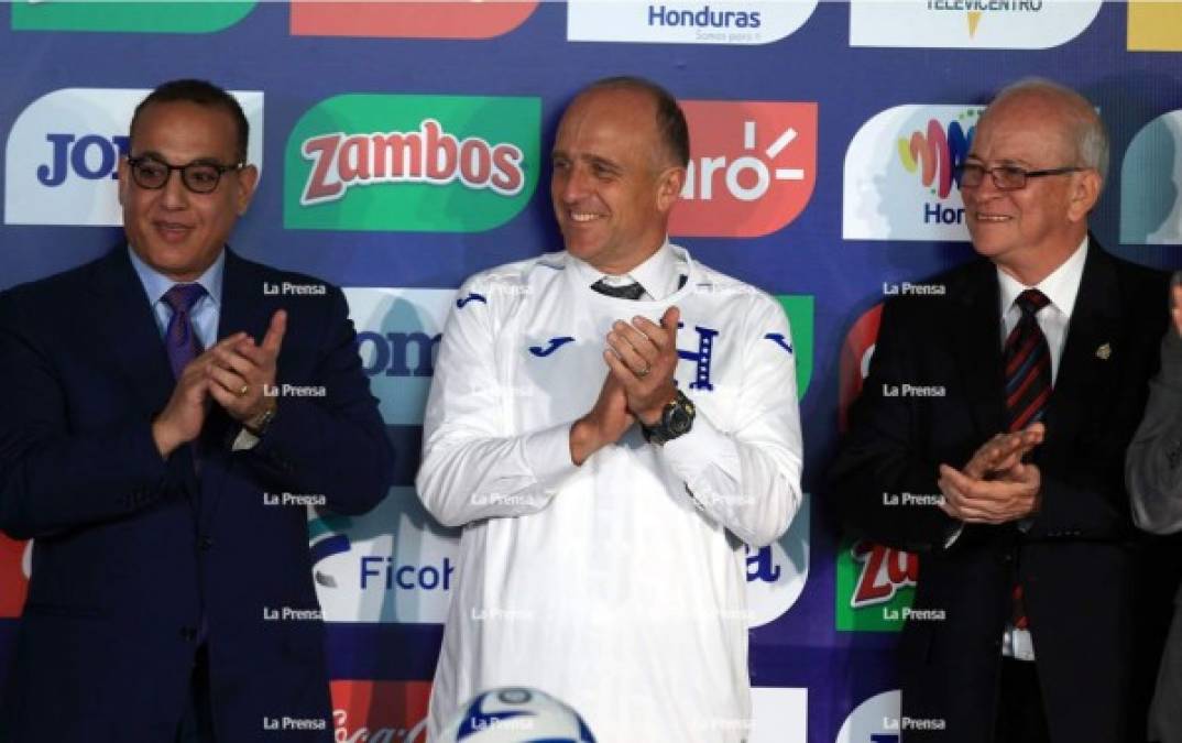 Fabián Coito luciendo la camiseta de la Selección de Honduras.