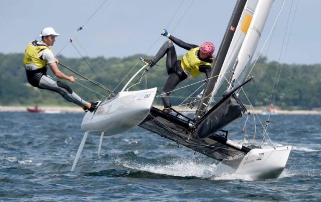 VELA. Por poco y cae al agua. Paul Kohlhoff y Carolina Wernerin durante su participación en el torneo de vela en Kiel, Alemania. Es el mayor evento de vela en el mundo. Foto: EFE/Carsten Rehder