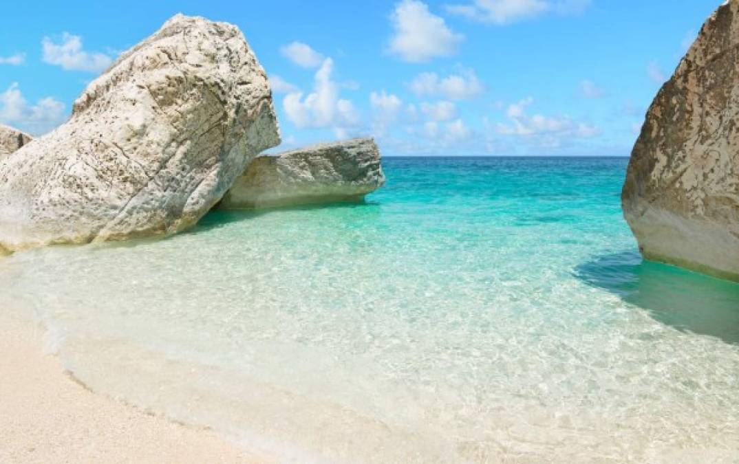 23. Cala Mariolu, Italia: El azul es intenso, el verde del color de las esmeraldas, la arena de oro puro. una concatenación de reductos vírgenes a los que resulta imposible llegar por carretera. Su nombre resulta de los pescadores locales que llamaban a un misterioso personaje que, según ellos, se dedicaba a robarles la mercancía. Pero ese ladrón no existía, las responsables de los hurtos eran las focas monje, que durante muchísimo tiempo se refugiaron aquí, aunque en la actualidad su presencia es escasa, ya que se encuentran en peligro de extinción.