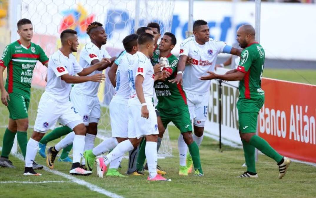 Ahí apareció Carlo Costly en escena y estuvo apartando a Caue Fernandes.