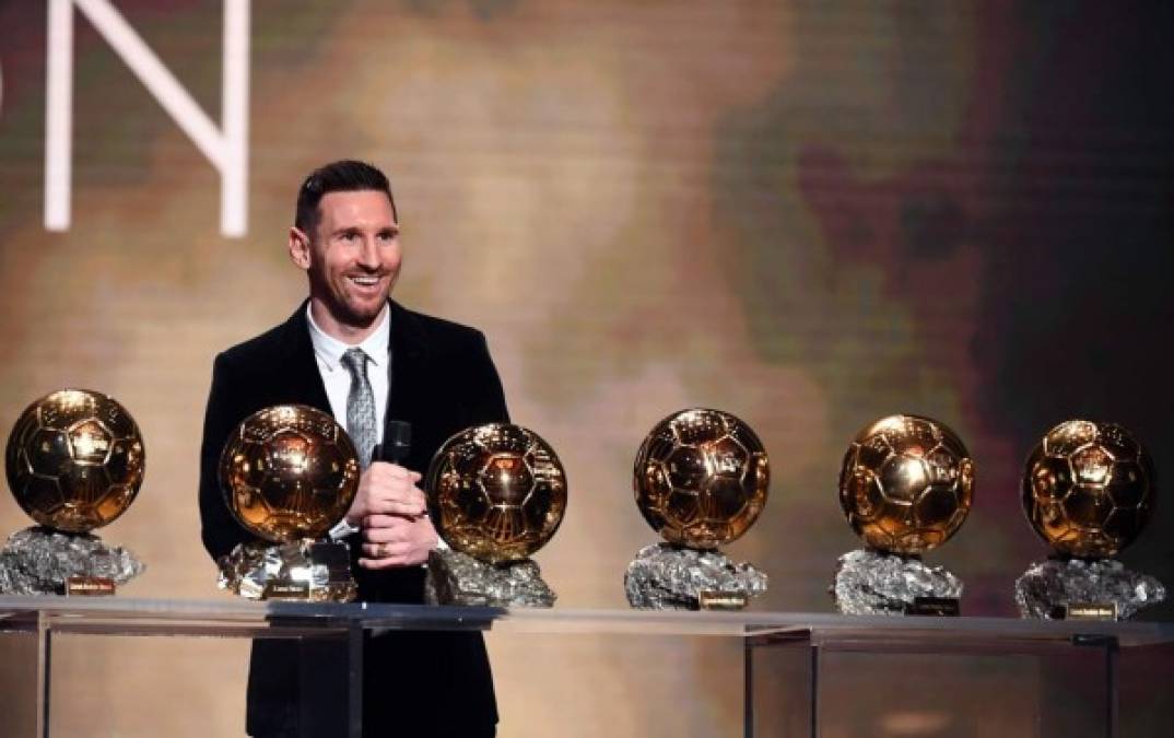 Lionel Messi con sus seis Balones de Oro. La imagen para el recuerdo en la ceremonia.