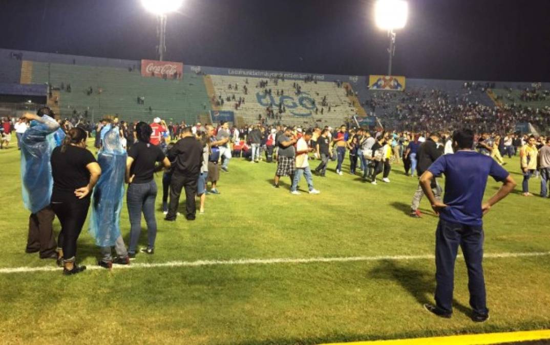 Debido a que la Policía Nacional utilizó bombas lacrimógenas, los aficionados derribaron los portones e ingresaron al césped del estadio.