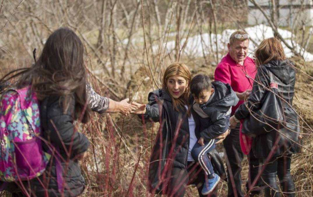 Desafiando las bajas temperaturas, esta familia colombiana de 8 miembros cruzó ilegalmente la frontera canadiense de Hemmingford Quebec ayer sábado. Los hispanos decidieron huir a Canadá por el temor a ser deportados a su país tras las órdenes emitidas por Trump.<br/>
