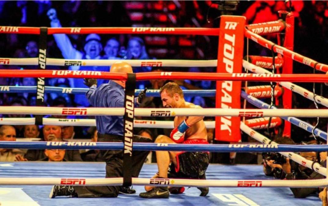 Edis Tatli no pudo pararse tras el golpe que le dio Teófimo López. Foto Jonathan Loarca