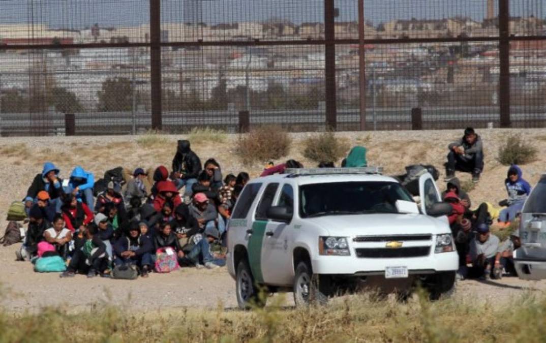 Nearly 150 Central American migrants seeking political asylum in the United States are detained by the Border Patrol, after entering the US through the Rio Grande, along the border with Ciudad Juarez, Chihuahua state, Mexico, on December 3, 2018. - Thousands of Central American migrants, mostly Hondurans, have trekked for over a month in the hopes of reaching the United States. (Photo by HERIKA MARTINEZ / AFP)