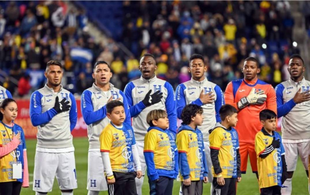 Los jugadores de la Selección de Honduras entonando el himno nacional previo al inicio del partido.
