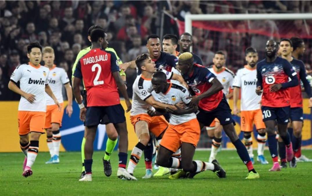 En el partido Lille-Valencia se armó una bronca en el centro del campo que acabó con la expulsión del jugador del equipo español Mouctar Diakhaby. Foto AFP