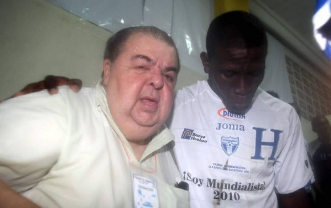 Rafael Ferrari celebrando la clasificación al Mundial de Sudáfrica 2018 con Hendry Thomas.