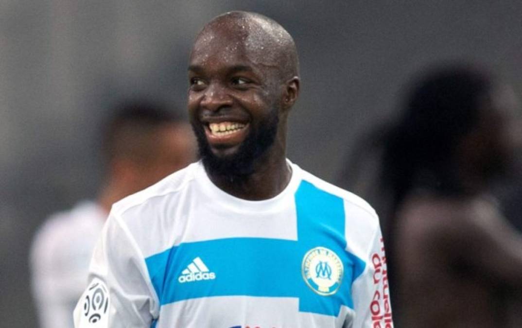 El internacional francés Lassana Diarra, de 32 años y exjugador del Real Madrid, fue anunciado hoy como nuevo refuerzo para el centro del campo del París Saint-Germain (PSG), con el que firmó un contrato por un año y medio. Diarra, que estaba sin club desde el pasado diciembre, cuando se desvinculó del Al-Jazira Club, reforzará la medular del equipo del entrenador español Unai Emery, que no cuenta con unos de sus pilares por lesión, el ítalo-brasileño Thiago Motta. El nuevo fichaje parisino podrá reencontrarse en febrero en los octavos de final de la Liga de Campeones con el Real Madrid, en el que militó entre el 2009 y el 2012.