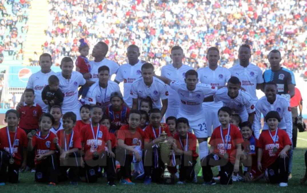 El 11 titular del Olimpia, posando con niños del equipo juvenil que quedaron campeones.