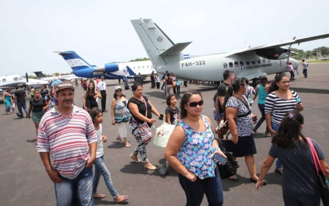 Decenas de personas llegaron al aeródromo de Tela en los primeros vuelos.